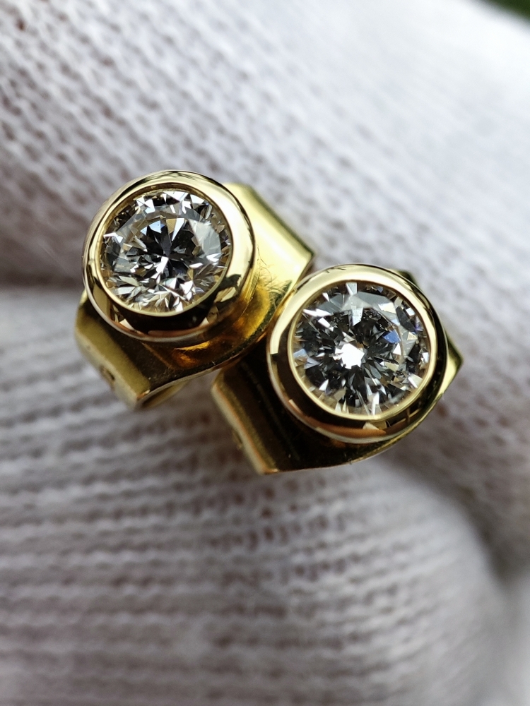 Cercei aur 18k cu Diamante Briliante Button stud cu fluturas