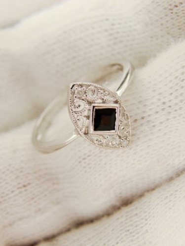 anglia vintage inel aur ALB 9k cu safir scuare si diamante