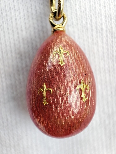 Pandantiv aur 18k ou Faberge culoare Roz CORAL Fleur de Lis email guilloché