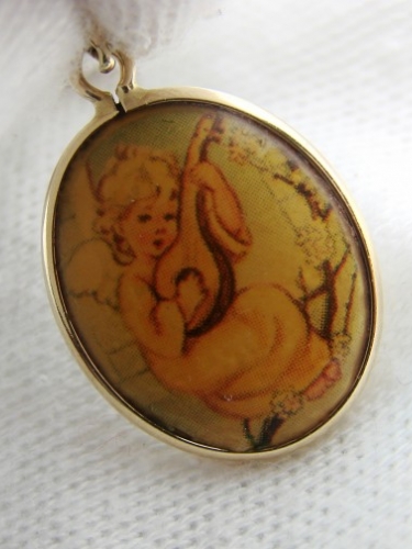 Pandantiv amuleta aur 14k cu email serigrafie scena angelica  mandolina
