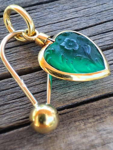 Pandantiv Charm aur 18k Pomellato inimoara inima aur sticla verde FROSTED