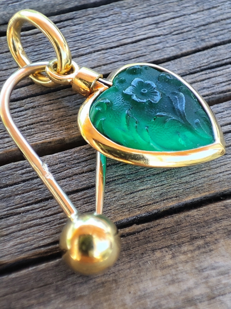 Pandantiv Charm aur 18k Pomellato inimoara inima aur sticla verde FROSTED