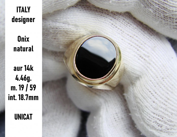 Inel aur 14k cu onix negru ghiul aur pe degetul mic