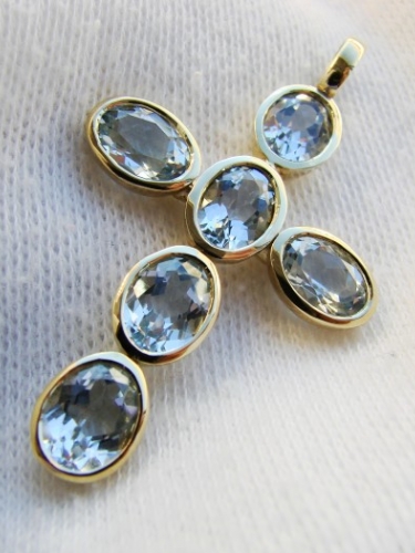 Cruciulita aur 14k cruce aur cu Topaz sky Unicat