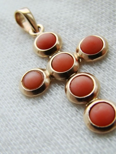 Cruciulita cruce aur 14k cu coral natural