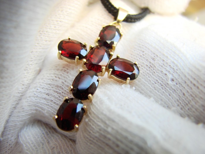 Cruciulita cruce aur 18k Austria cu granat granate