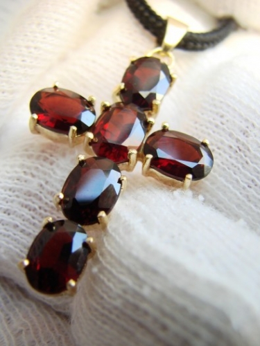 Cruciulita cruce aur 18k Austria cu granat granate