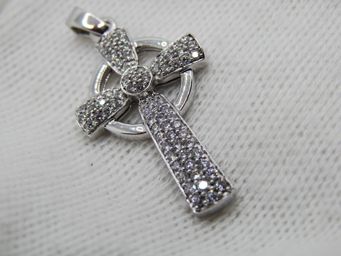 Cruciulita cruce aur alb 18k celtica cu 75 diamante