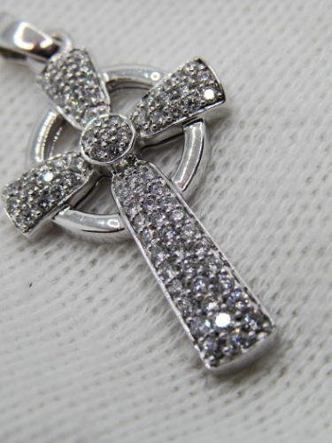 Cruciulita cruce aur alb 18k celtica cu 75 diamante