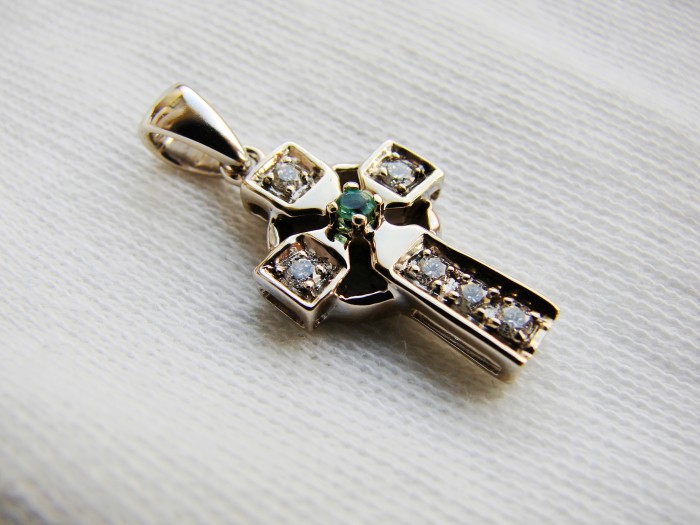 Cruciulita cruce aur alb 18k celtica cu diamante si smarald