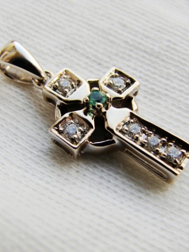 Cruciulita cruce aur alb 18k celtica cu diamante si smarald