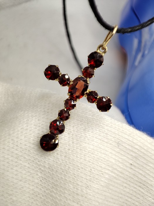 Cruciulita cruce aur 8k cu granate de Bohemia granat natural unicat