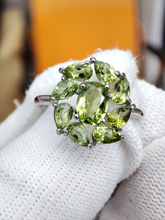 925-INEL ARGINT CU PERIDOT MASURA 17.5