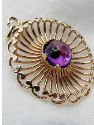 Pandantiv amuleta aur 14k cu Amethyst Ametist cabochon unicat